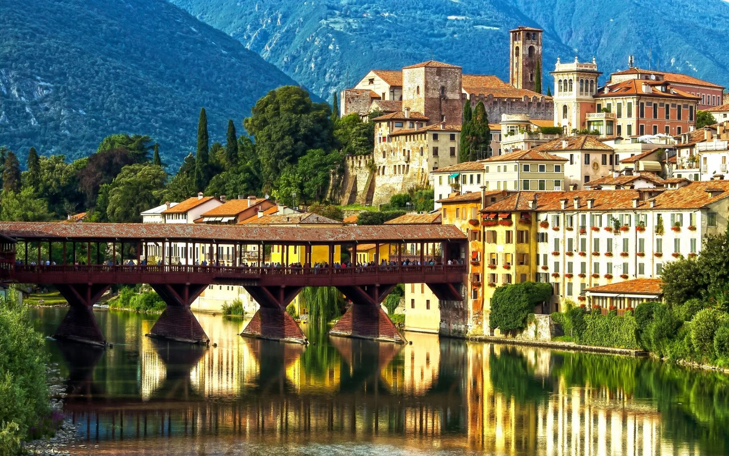 Panorama di Bassano del Grappa con il famoso Ponte Vecchio sul fiume Brenta