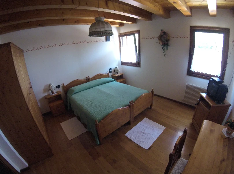 Camera singola in stile tirolese con letto matrimoniale