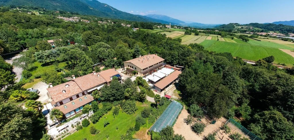 Panorama dell'agriturismo Val De Roa ai piedi del Monte Grappa