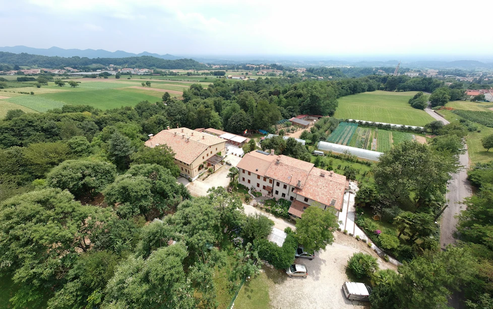 Esterno dell'agriturismo Val De Roa circondato dal verde