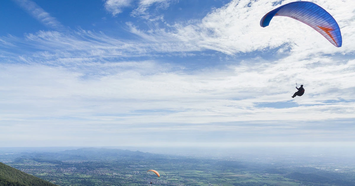 Parapendio sulle pendici del Monte Grappa dal Col del Puppolo, con vista sulla Pedemontana