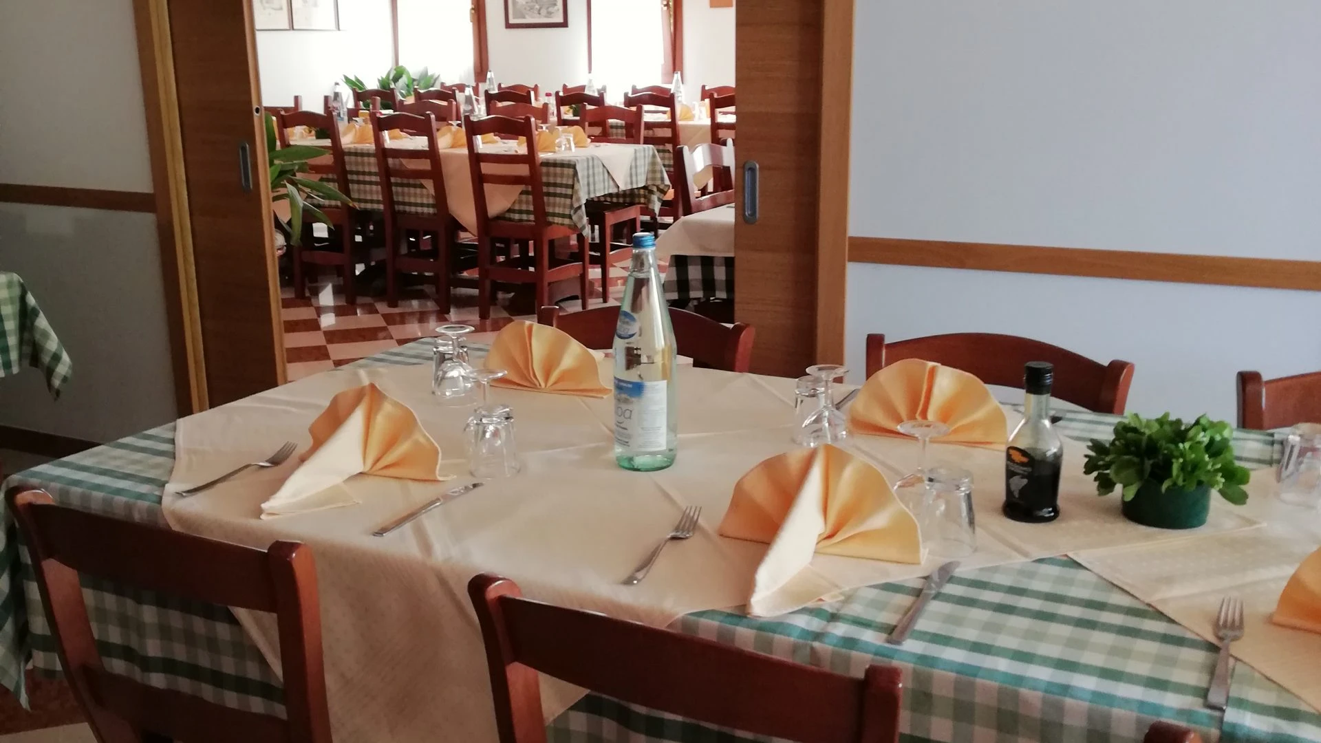 Sala del ristoro dell'agriturismo Val De Roa allestita per un pranzo in famiglia
